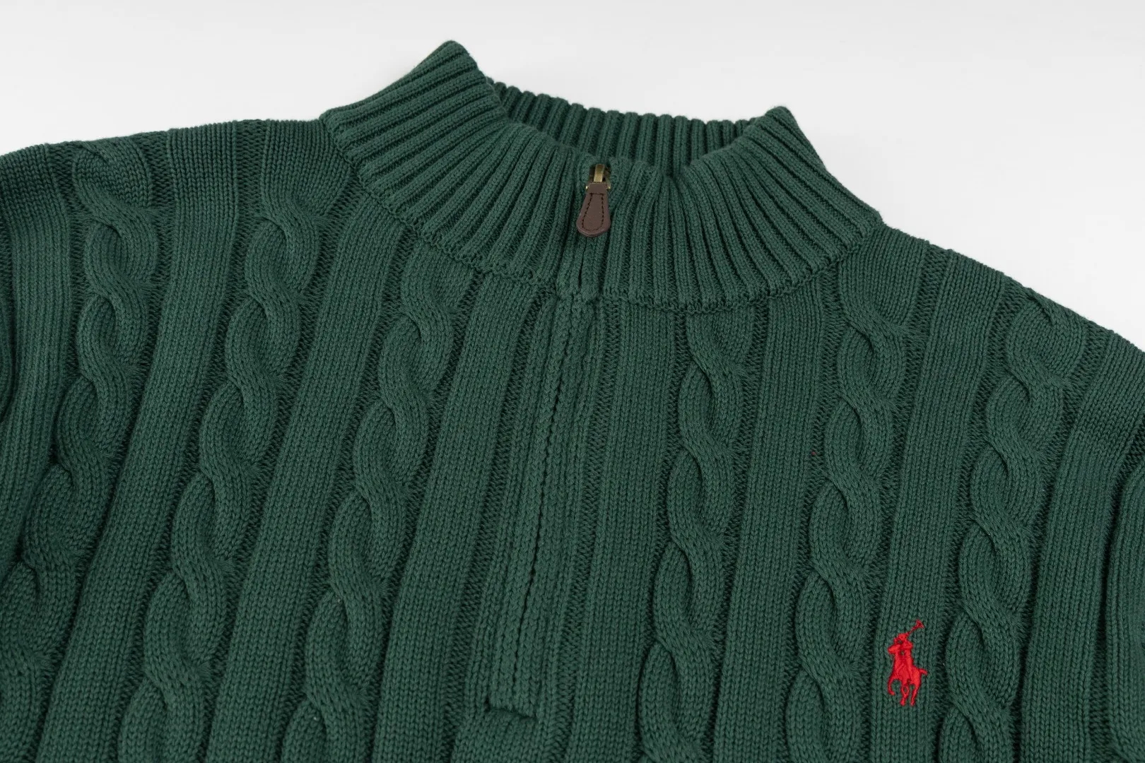 P236 #R92 RALPH LAUREN Ralph Lauren fifteen colors classic small label embroidery logo turtleneck pullover half-zip knitted cable sweater with high-density LOGO embroidery on the chest and original customized tag accessories. Made of pure cotton yarn, pure cotton is skin-friendly and comfortable, small label war horse embroidered twist turtleneck sweater 🐎 high quality, follow the blogger to learn how to wear it! Let’s buy a Ralph Lauren cable sweater. It’s a super hard-to-find series after it became popular. It’s hard to find one on the official website. It’s simple and practical to wear, with a lazy and loose feel. The thickened fabric has more texture, feels soft and delicate, and has a loose fit. Whether worn alone or layered, you can wear different styles of fashion with just one piece!   Size：XS S M L